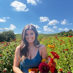 Meet your Posher, Caitlyn